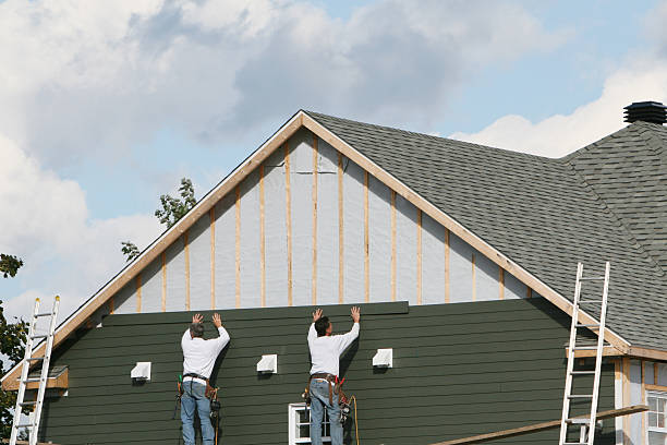 Professional Vinyl Siding technician working in Goshen, OH